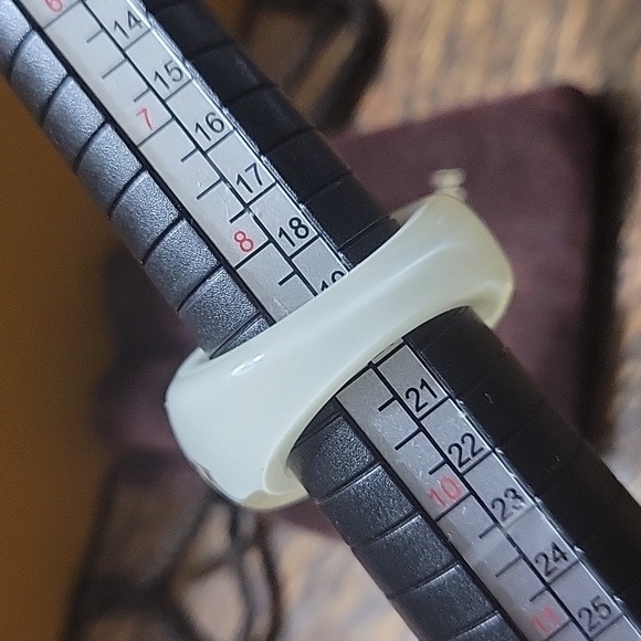 LOUIS VUITTON MONOGRAM RESIN CLEAR INCLUSION RING - Picture 3 of 4